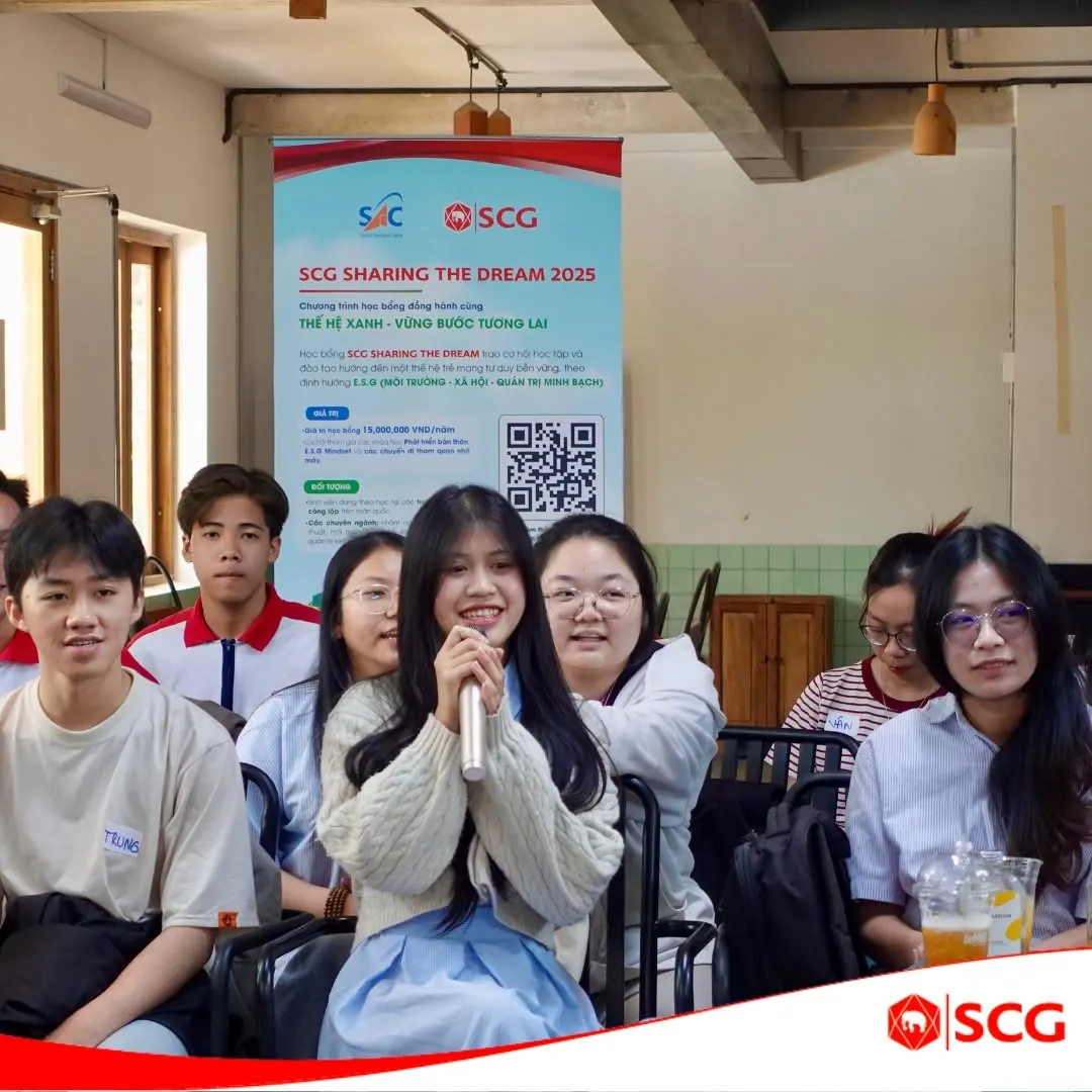 Diễn giả trình bày tại buổi chuyên đề ESG cho sinh viên.